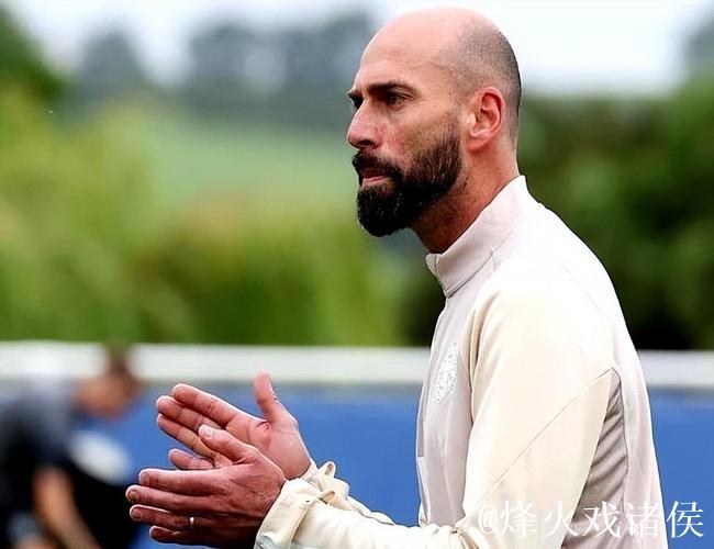 蓝桥传奇！阿根廷门将从球员到助教的辉煌冠军之路